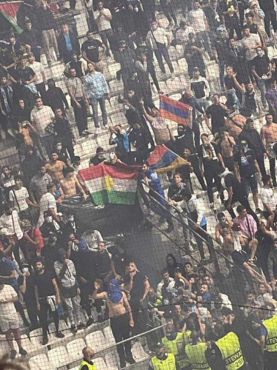 Galatasaray tribünlerinden Marsilya taraftarına cevap