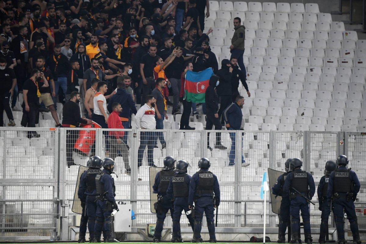 Galatasaray tribünlerinden Marsilya taraftarına cevap
