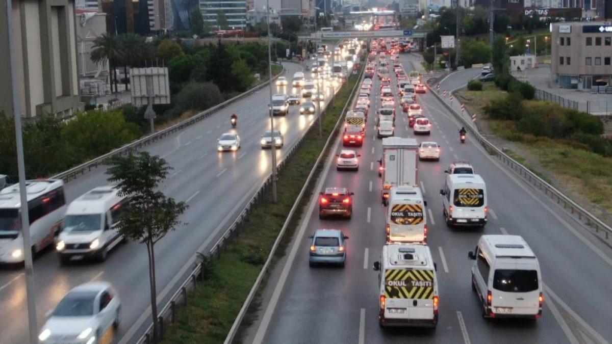 İstanbul'da haftanın son iş günü trafik yüzde 70'e yaklaştı