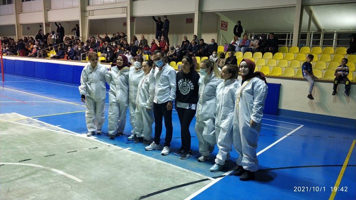 Kastamonu'da sağlıkçılar voleybol maçına filyasyon kıyafeti ve maske ile çıktılar