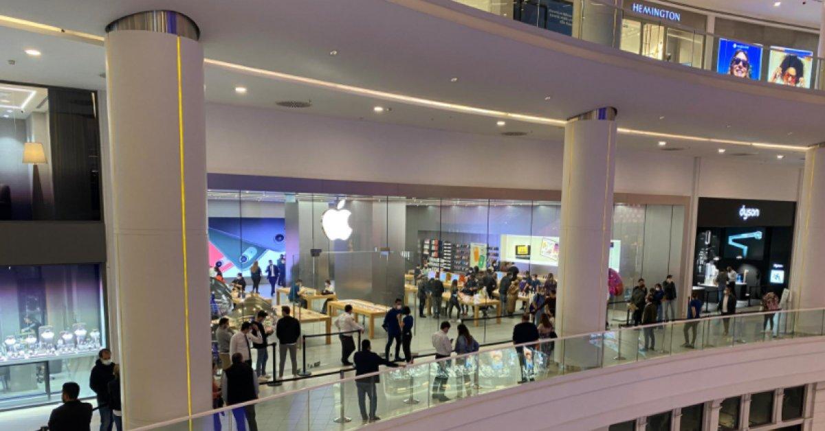 İstanbul'da Apple mağazasında iPhone kuyruğu