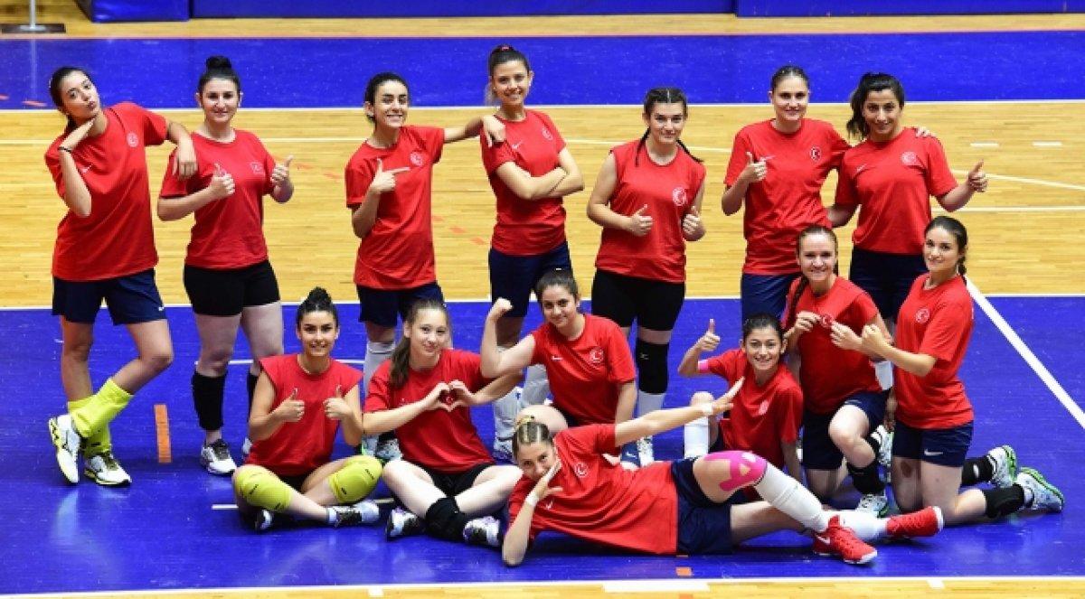 İşitme Engelliler Kadın Voleybol Milli Takımı altın madalyanın sahibi