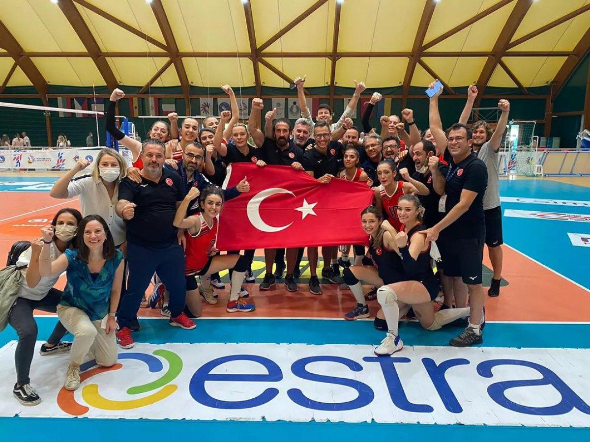 İşitme Engelliler Kadın Voleybol Milli Takımı altın madalyanın sahibi