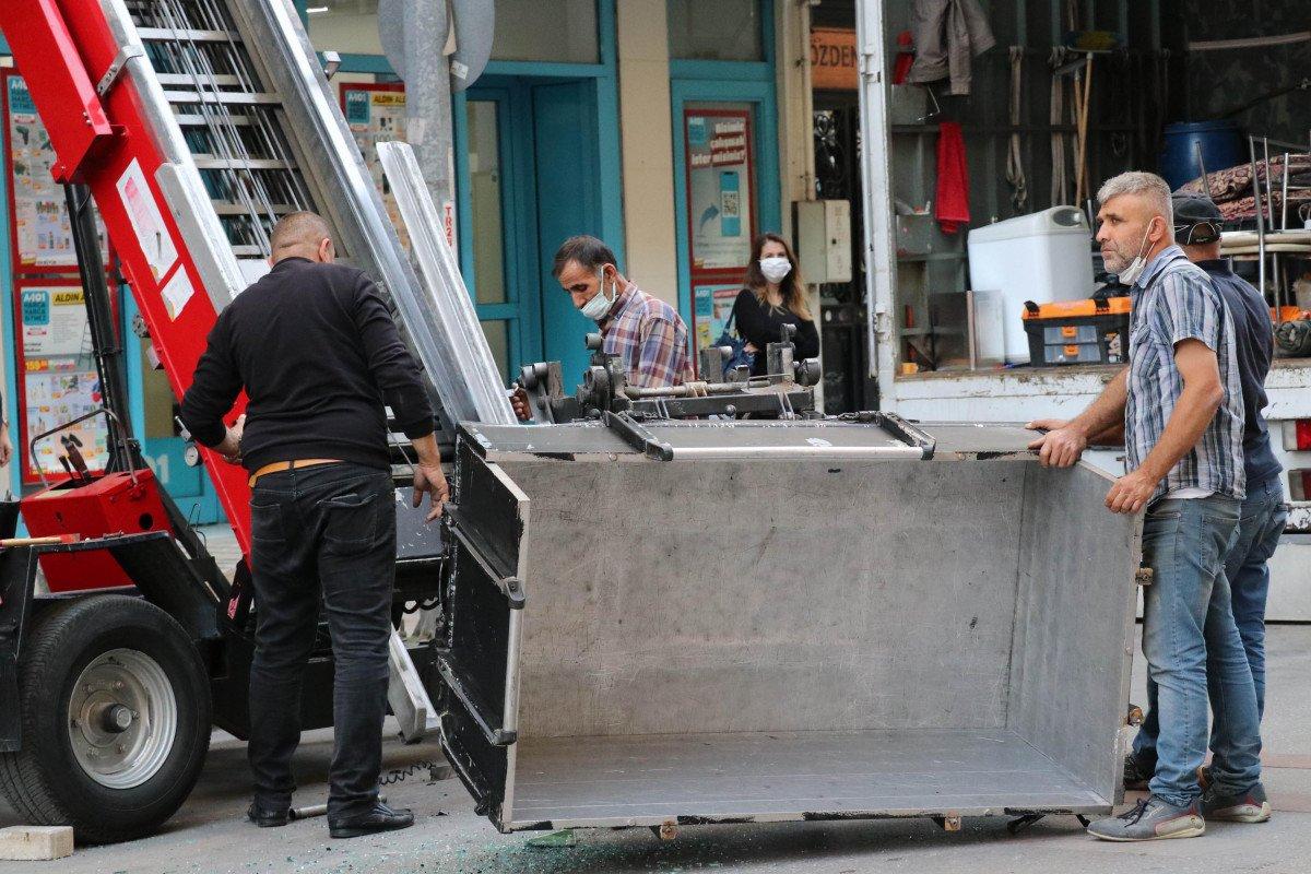 Denizli'de yük asansörünün sepeti belediye otobüsüne çarptı