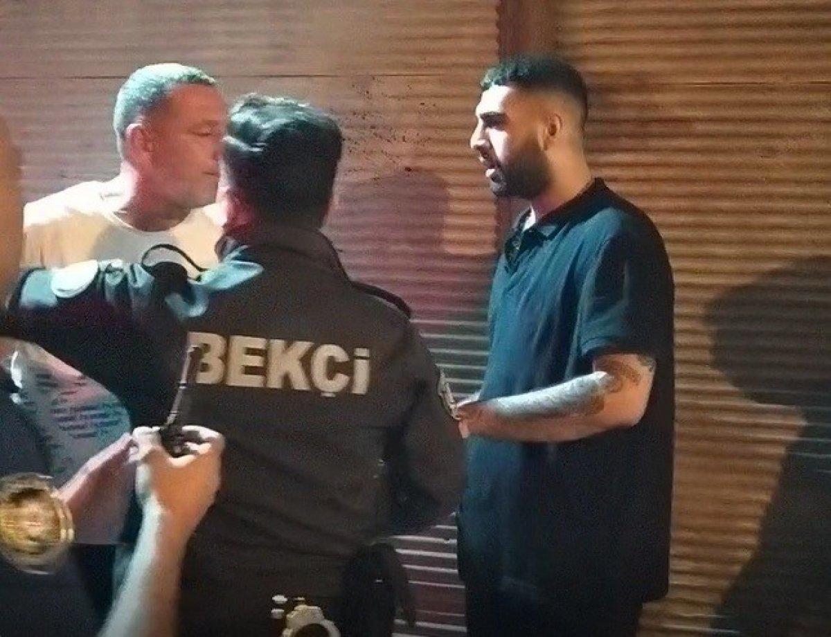 Adana'da kaza yaptıktan sonra bir kişiyi bıçaklayıp, kaçtılar