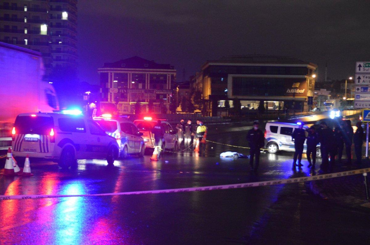 İstanbul'da karşıdan karşıya geçenlere otomobil vurdu: 3 ölü