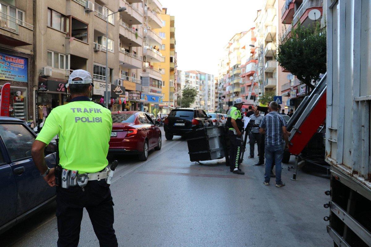 Denizli'de yük asansörünün sepeti belediye otobüsüne çarptı