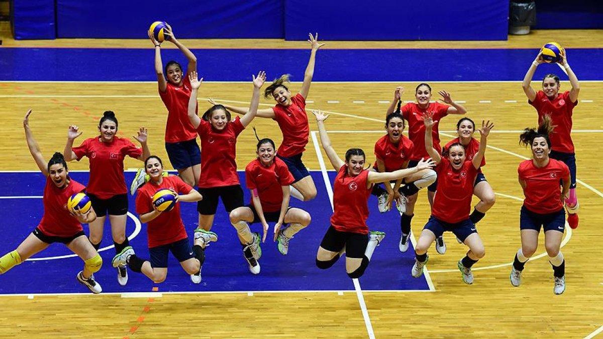 İşitme Engelliler Kadın Voleybol Milli Takımı altın madalyanın sahibi
