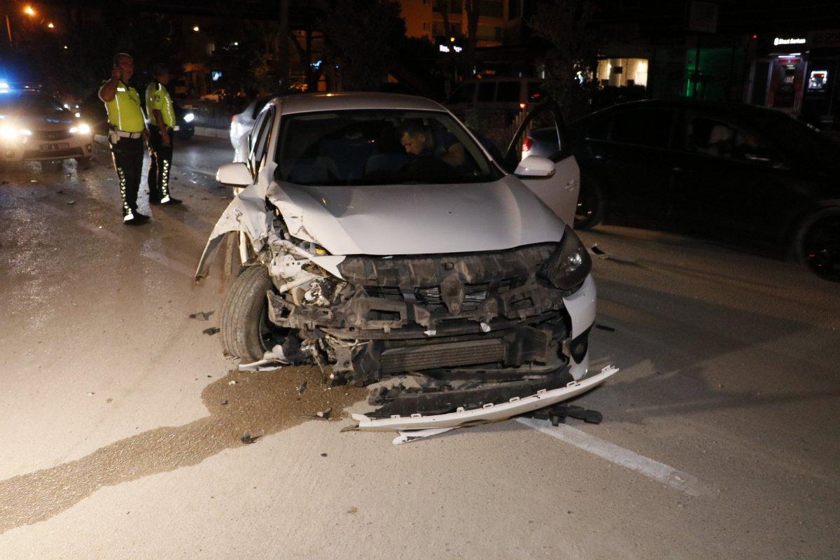 Adana'da kaza yaptıktan sonra bir kişiyi bıçaklayıp, kaçtılar