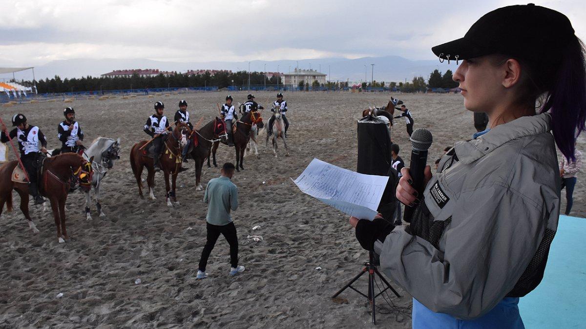 Erzurum'da cirit müsabakalarını kadın hakemler yönetiyor
