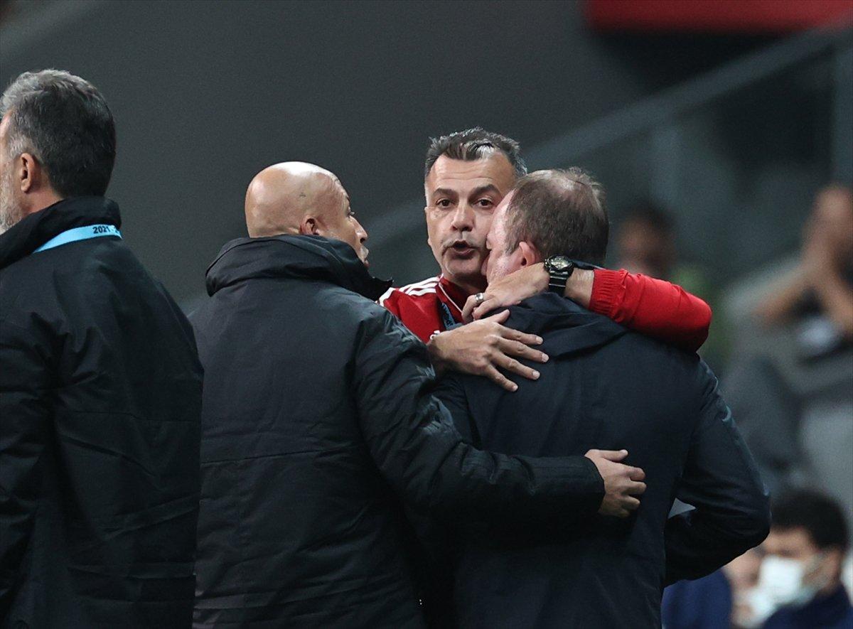 Sergen Yalçın kırmızı kart gördü