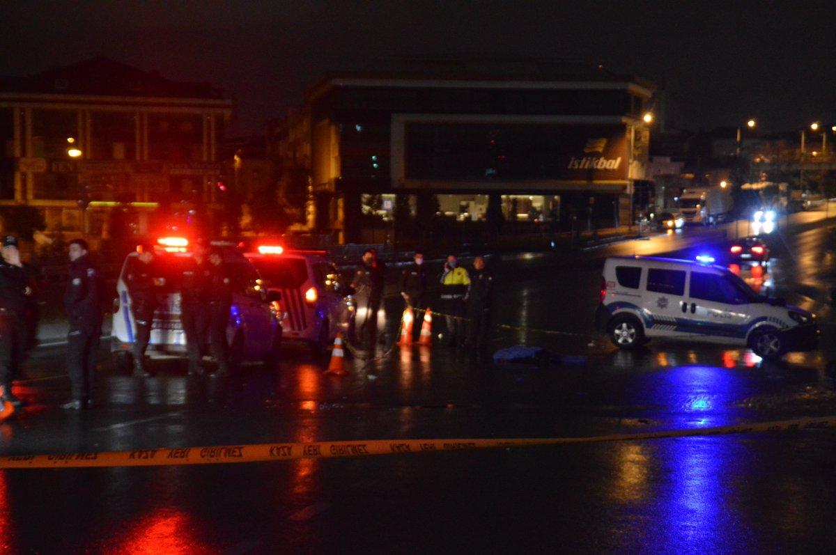 İstanbul'da karşıdan karşıya geçenlere otomobil vurdu: 3 ölü