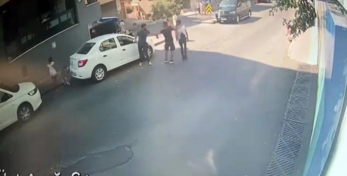 Beyoğlu’nda sokak ortasındaki bıçaklı kavga kamerada
