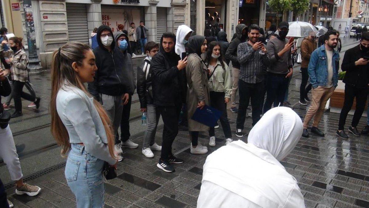 İstiklal Caddesi'nde kızılderililerden mini konser