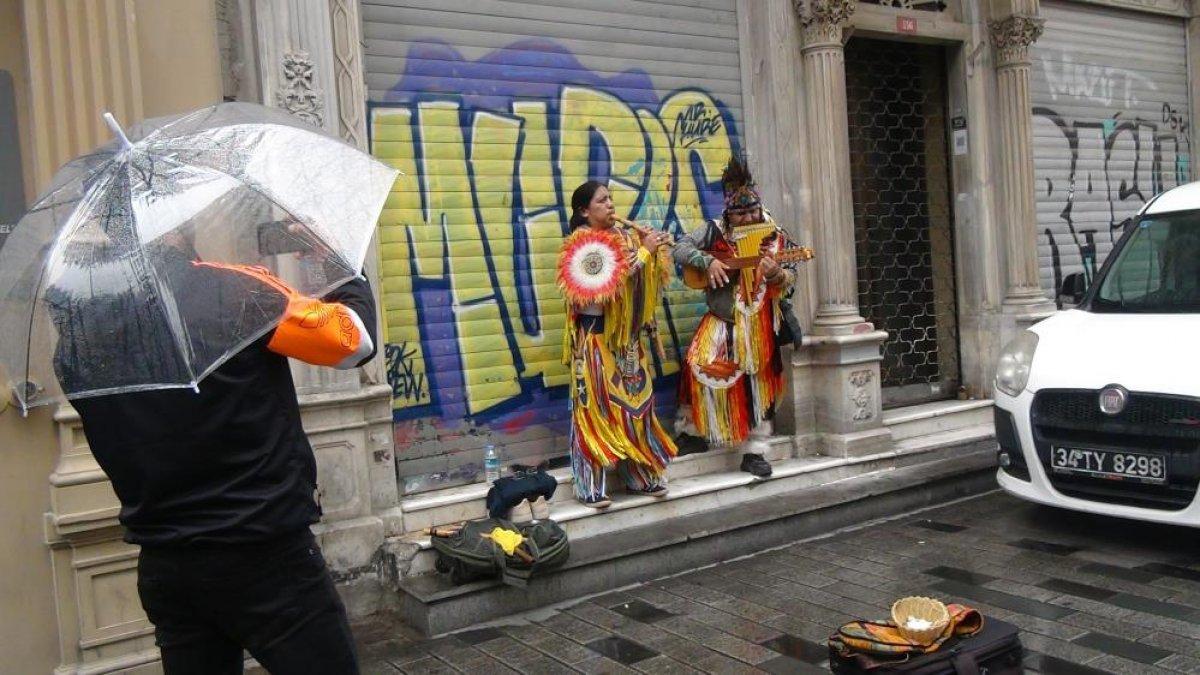 İstiklal Caddesi'nde kızılderililerden mini konser