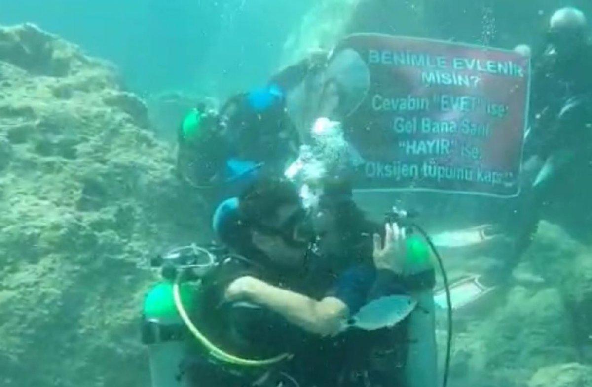 Muğla'daki yunus polisinden su altına evlilik teklifi