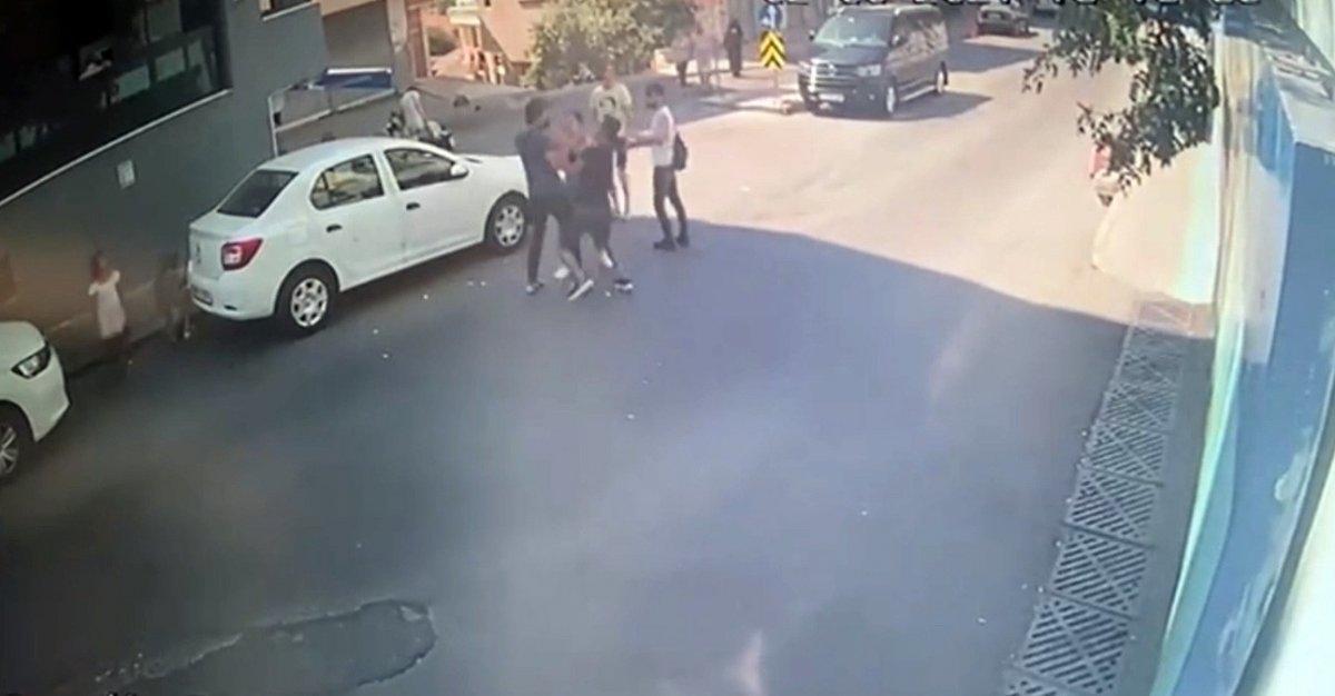 Beyoğlu’nda sokak ortasındaki bıçaklı kavga kamerada