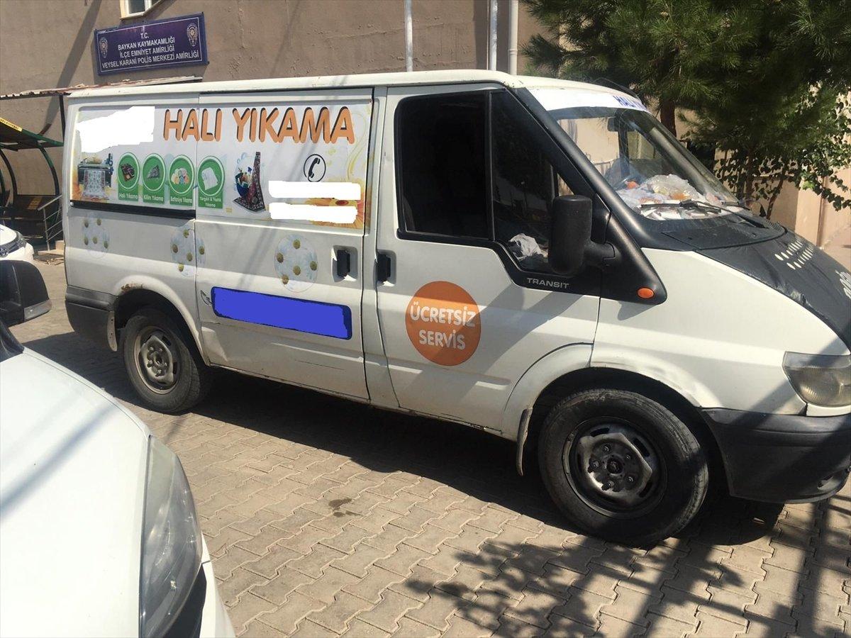 Siirt’te halı yıkama firması minibüsünden, 33 kaçak Afgan göçmen çıktı