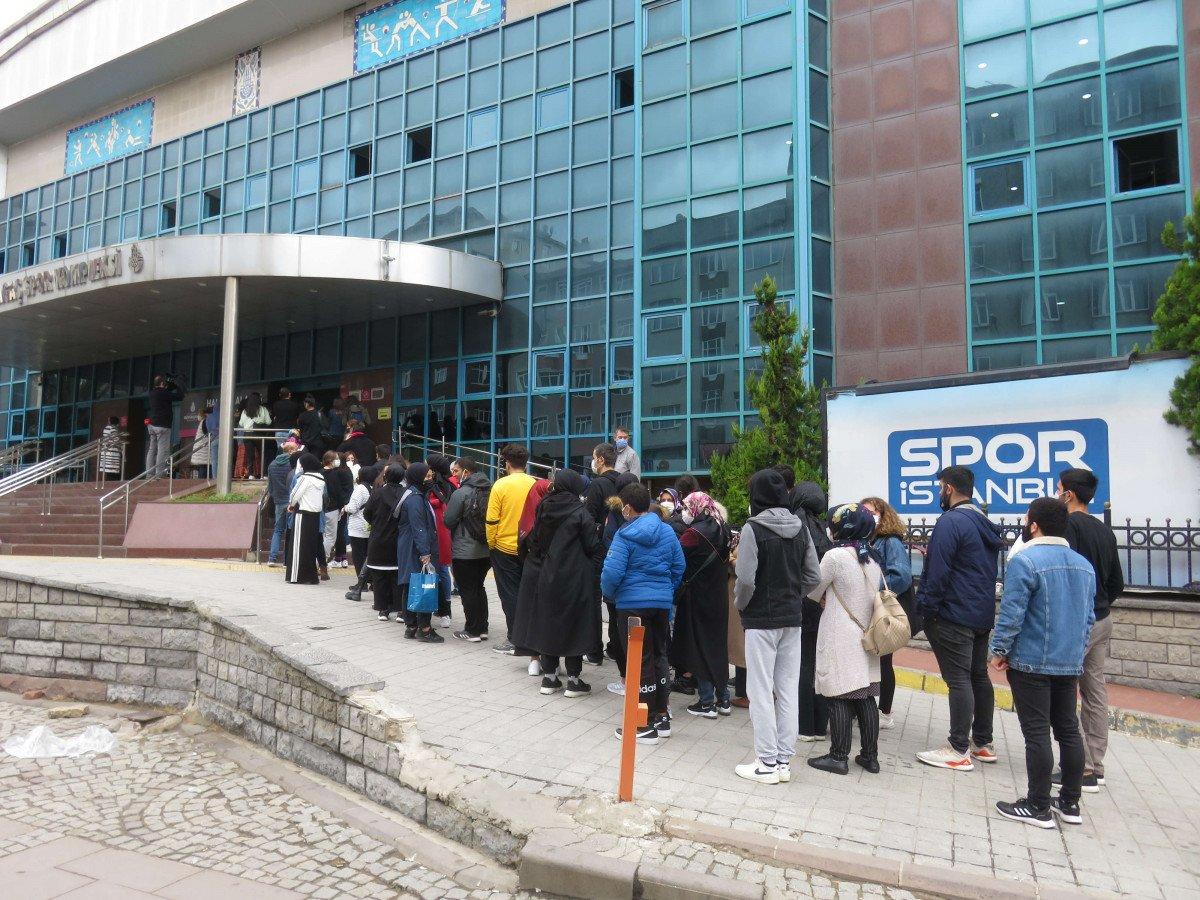 Ümraniye’de, İstanbulkart başvuru merkezi önünde uzun kuyruklar oluştu