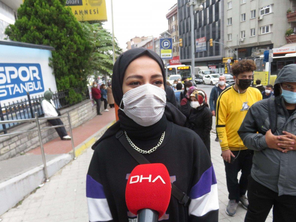 Ümraniye’de, İstanbulkart başvuru merkezi önünde uzun kuyruklar oluştu