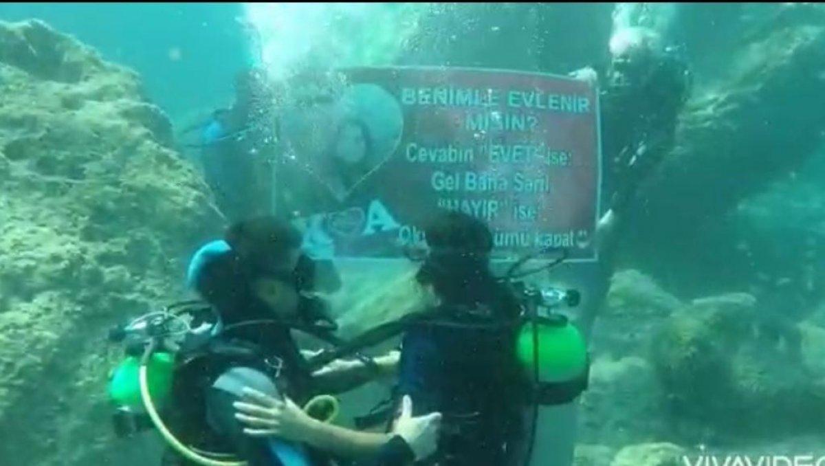 Muğla'daki yunus polisinden su altına evlilik teklifi