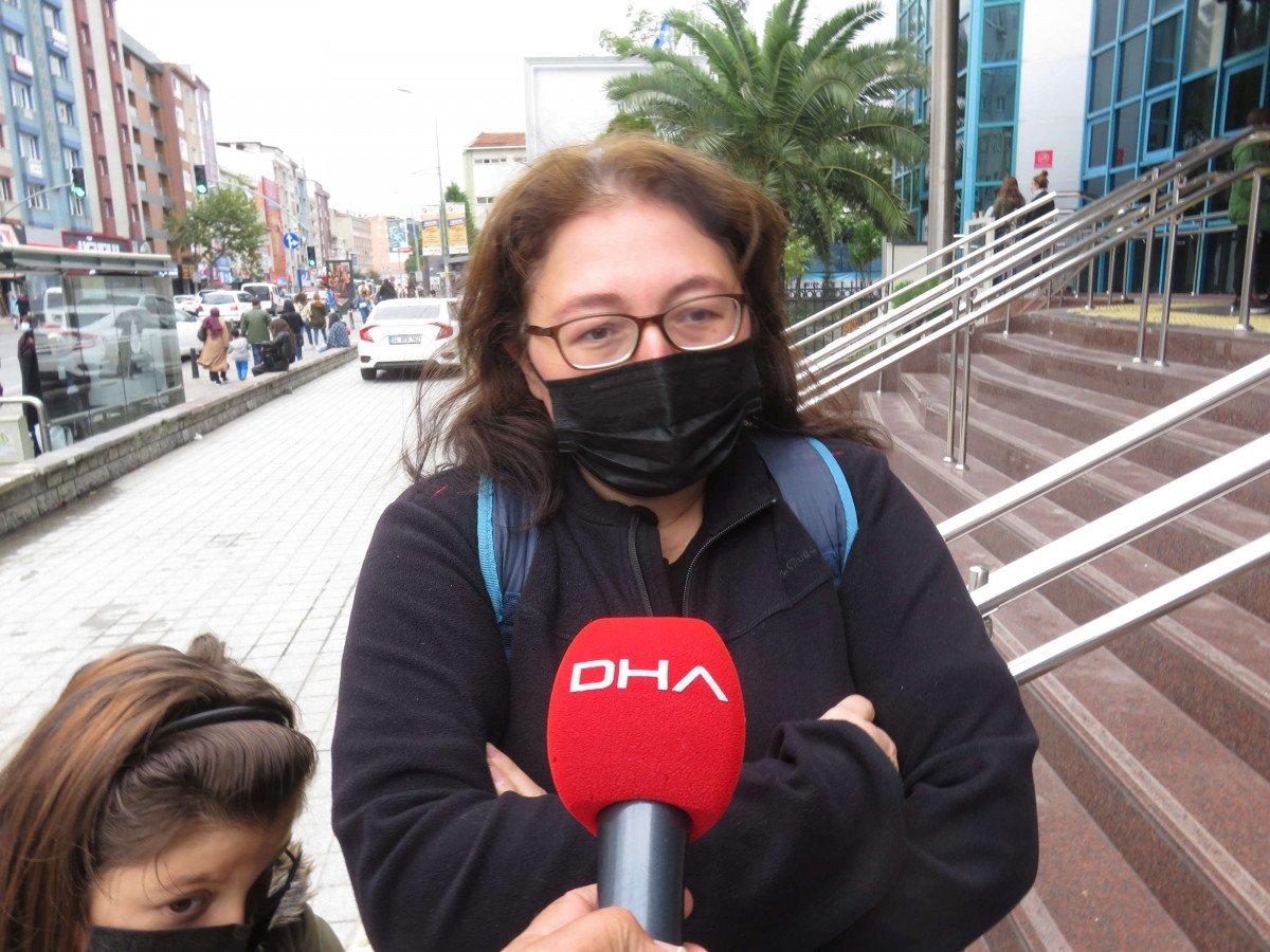 Ümraniye’de, İstanbulkart başvuru merkezi önünde uzun kuyruklar oluştu