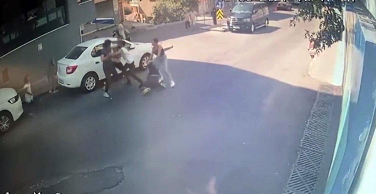 Beyoğlu’nda sokak ortasındaki bıçaklı kavga kamerada