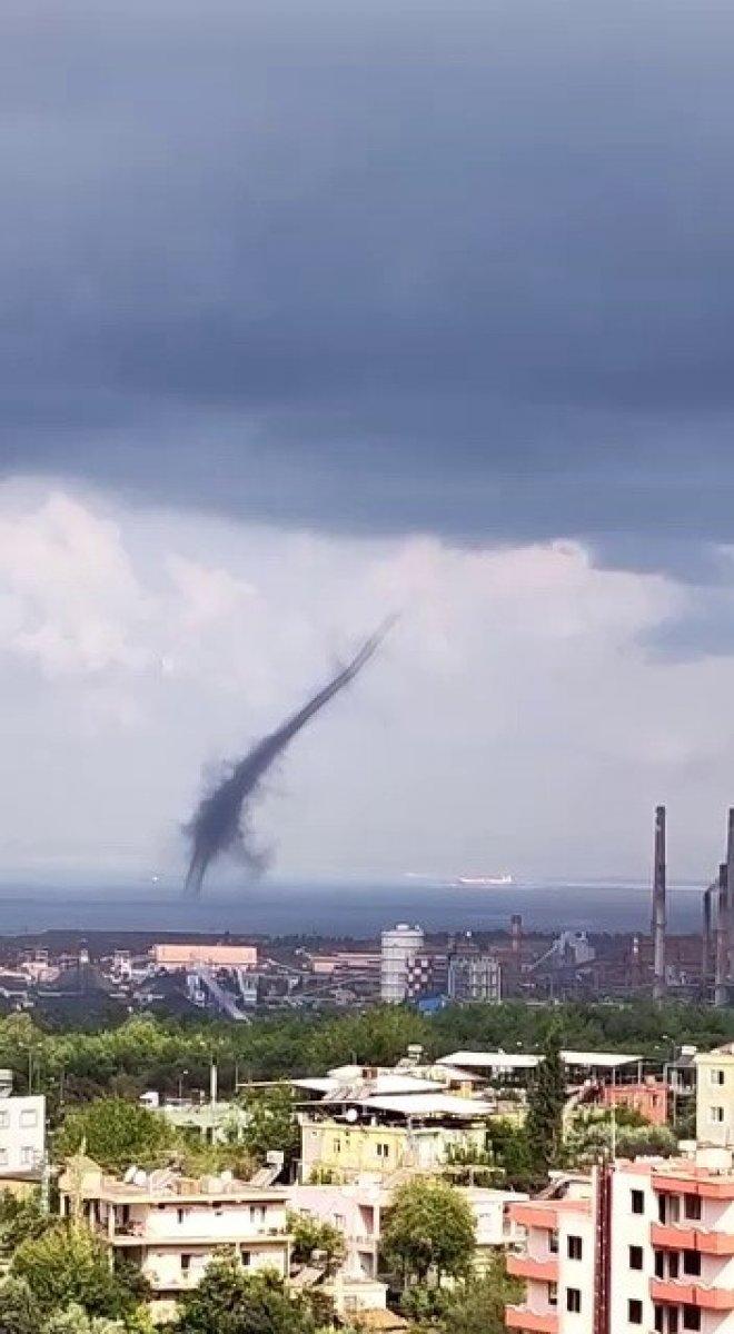 Hatay’da, deniz üstünde hortum oluştu