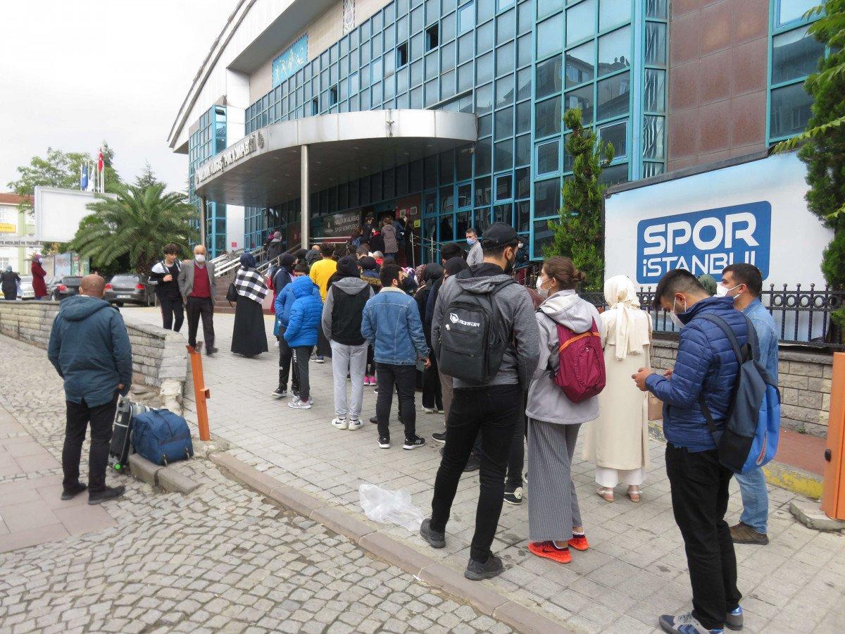 Ümraniye’de, İstanbulkart başvuru merkezi önünde uzun kuyruklar oluştu