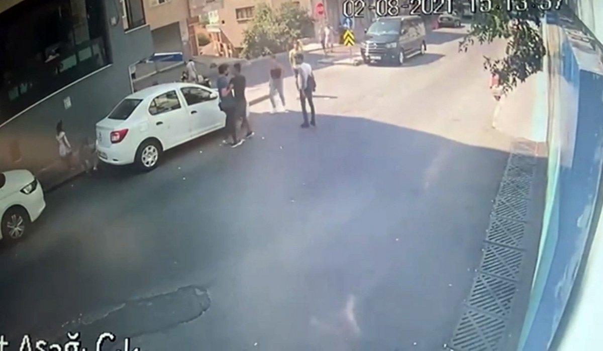 Beyoğlu’nda sokak ortasındaki bıçaklı kavga kamerada