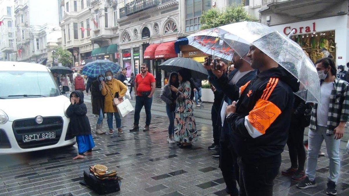 İstiklal Caddesi'nde kızılderililerden mini konser