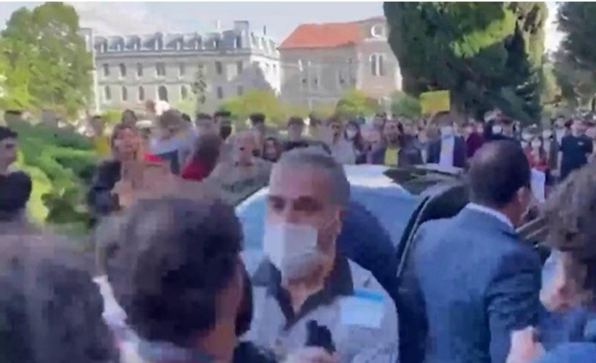 Boğaziçi'nde öğrenciler rektör Naci İnci'nin aracının üstüne çıktı