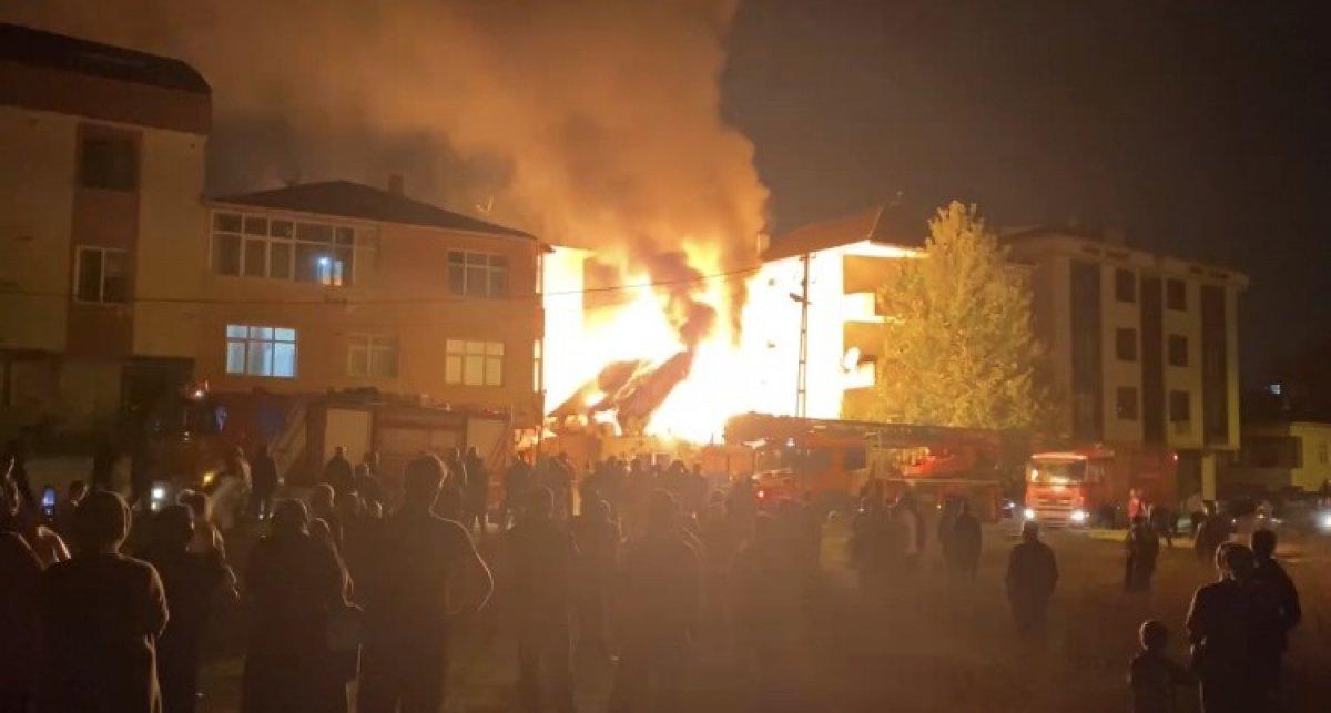 İstanbul'da kimyasal maddelerin bulunduğu iş yerinde yangın çıktı