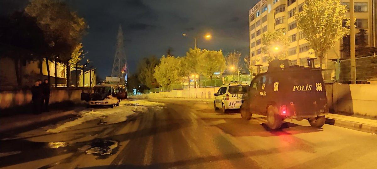 İstanbul'da çalıntı kaydı olan minibüs park halindeyken yandı