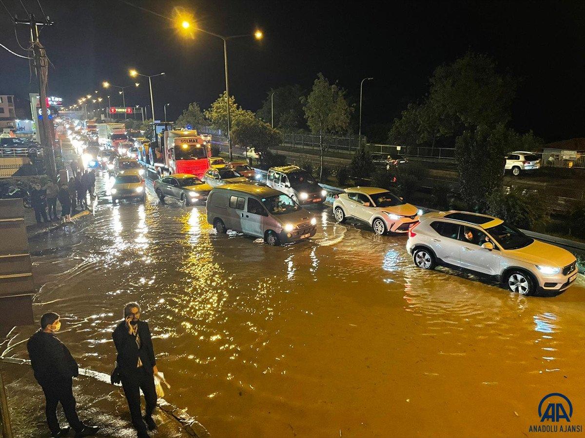 Trabzon'da sağanak yağış ulaşımı olumsuz etkiledi