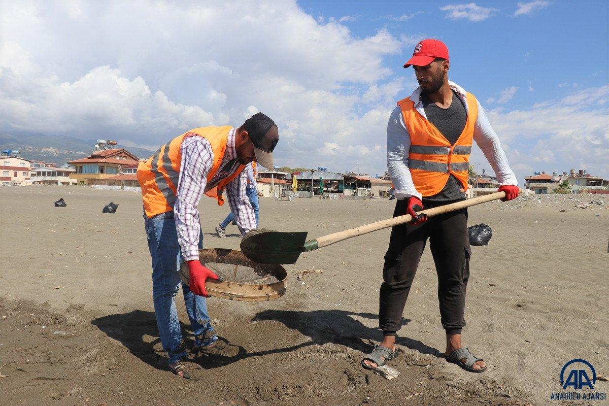Hatay sahillerinde petrol sızıntısı temizliği sürüyor