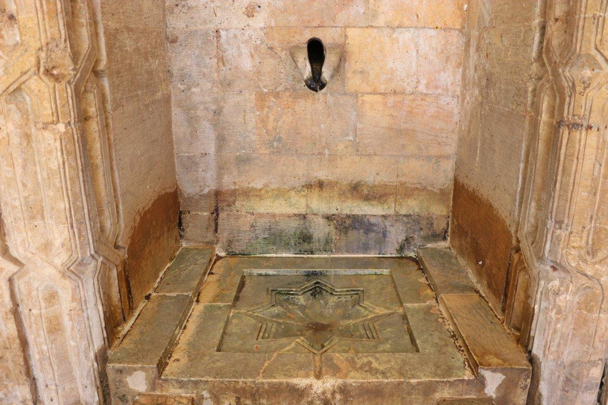 Mardin’de, tarihi çeşmeye takılan borular söküldü