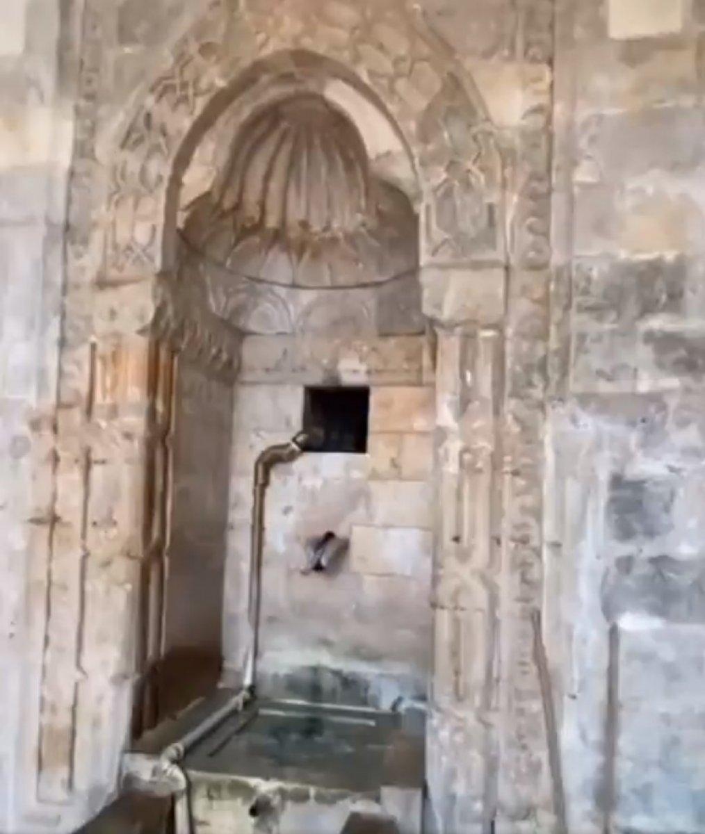 Mardin’de, tarihi çeşmeye takılan borular söküldü