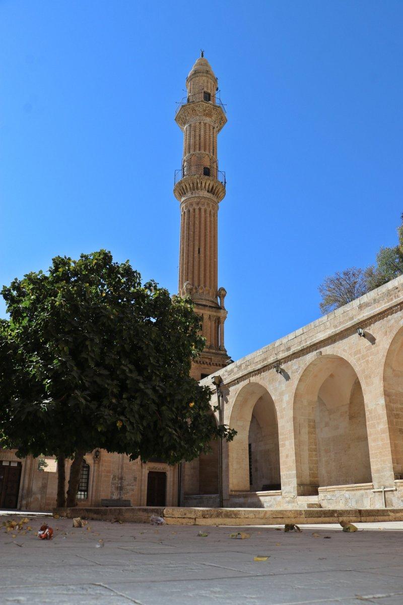 Mardin’de, tarihi çeşmeye takılan borular söküldü