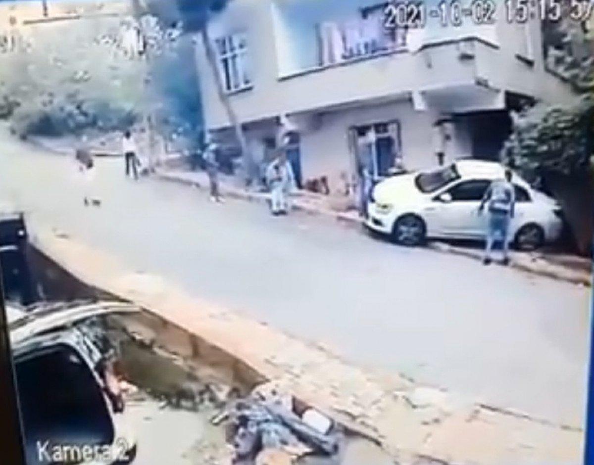 Sancaktepe’de, kayan otomobil yolda yürüyen adamı ezdi