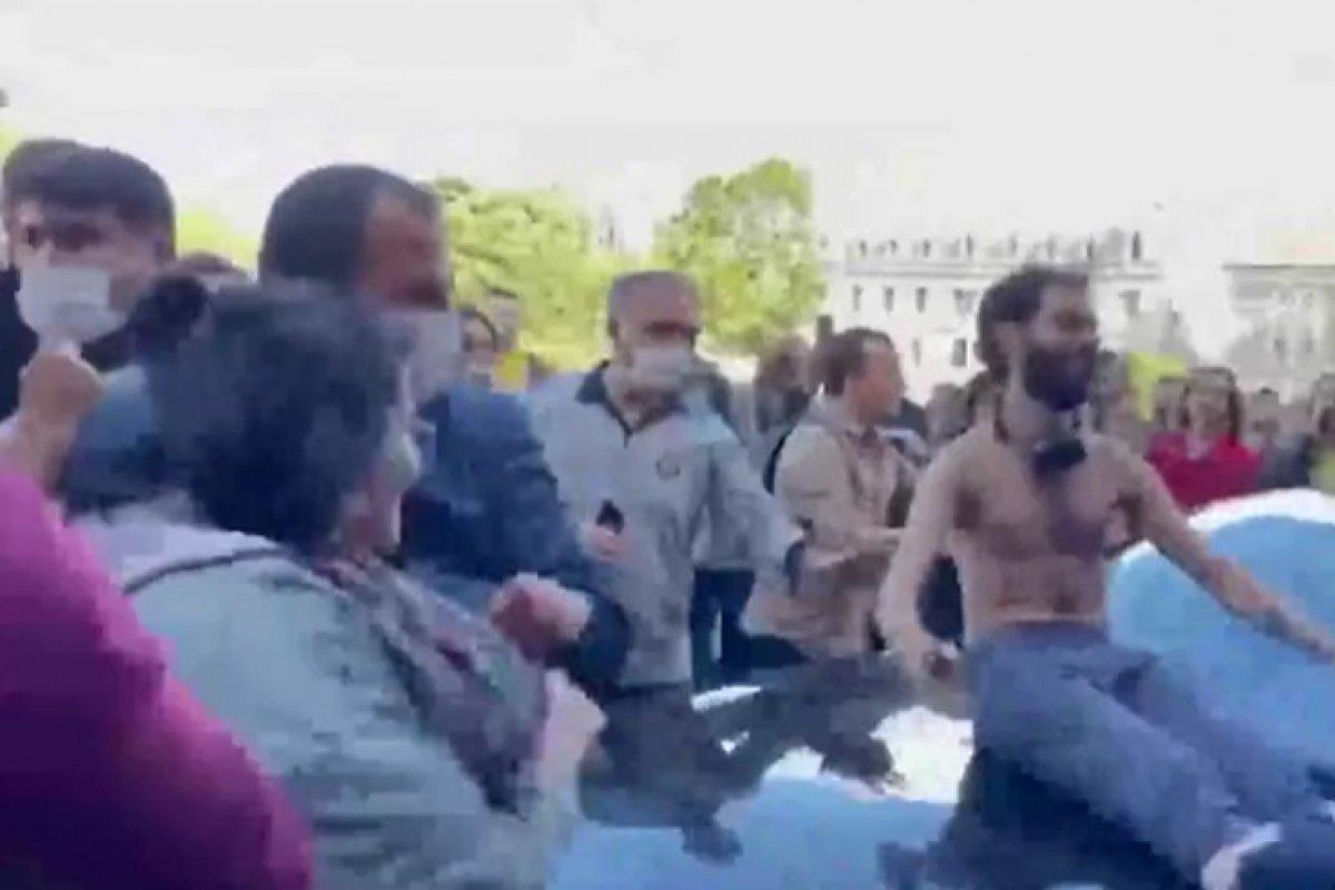 Boğaziçi'nde öğrenciler rektör Naci İnci'nin aracının üstüne çıktı