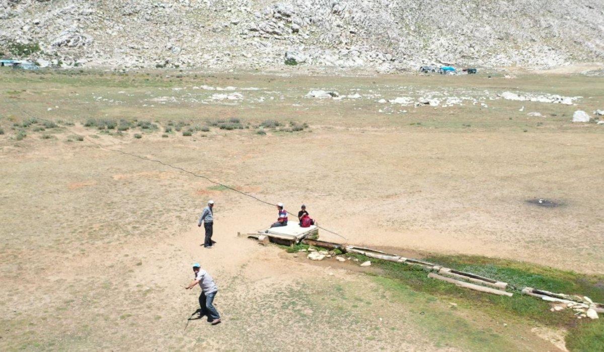 Antalya’da görüntülendiğini fark eden çoban, sopa ile drone kovaladı