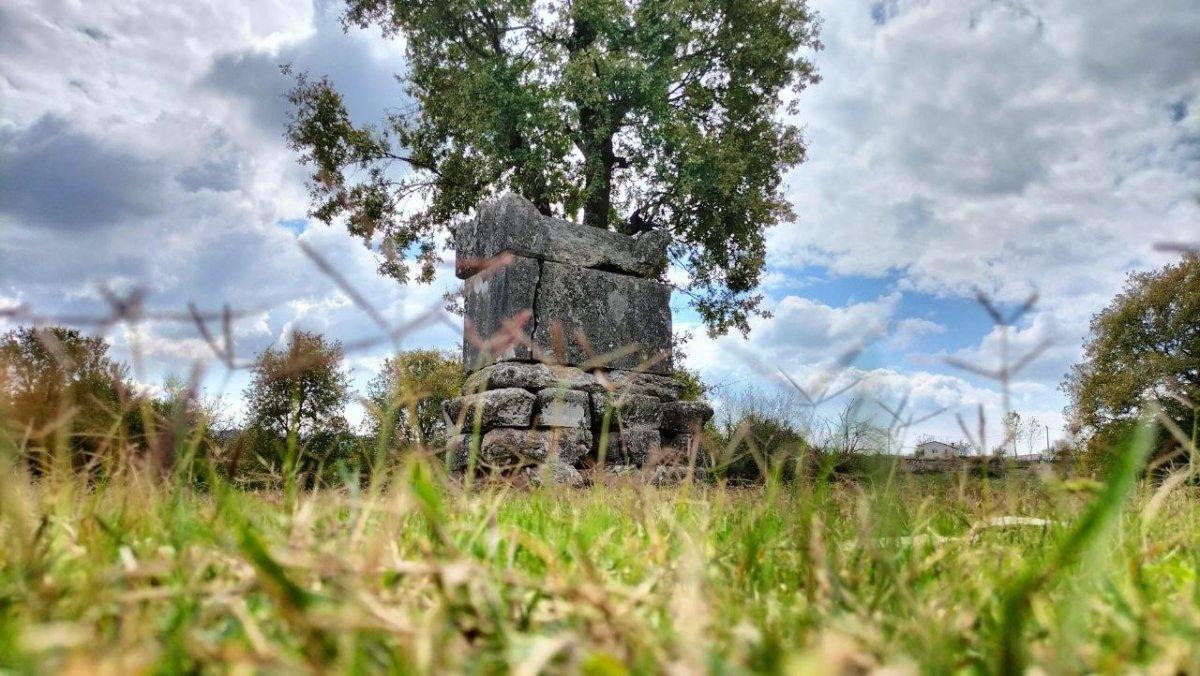 Kocaeli'de tarihi lahide kazılı beddua görenleri şaşırtıyor