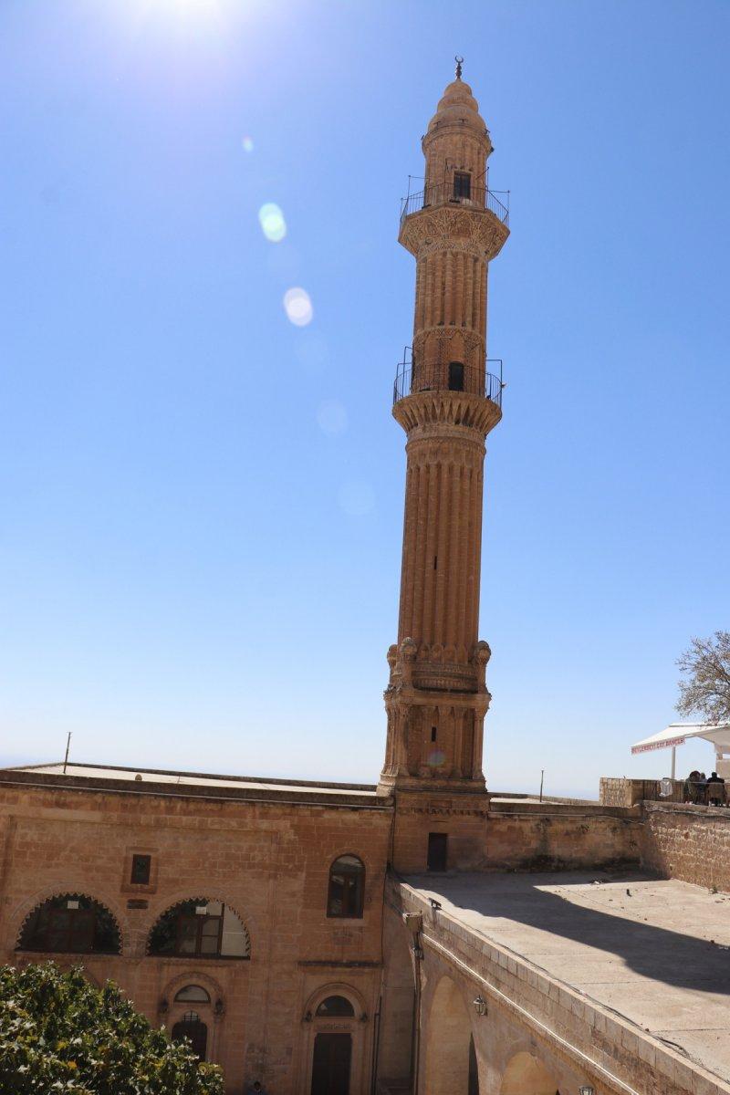 Mardin’de, tarihi çeşmeye takılan borular söküldü