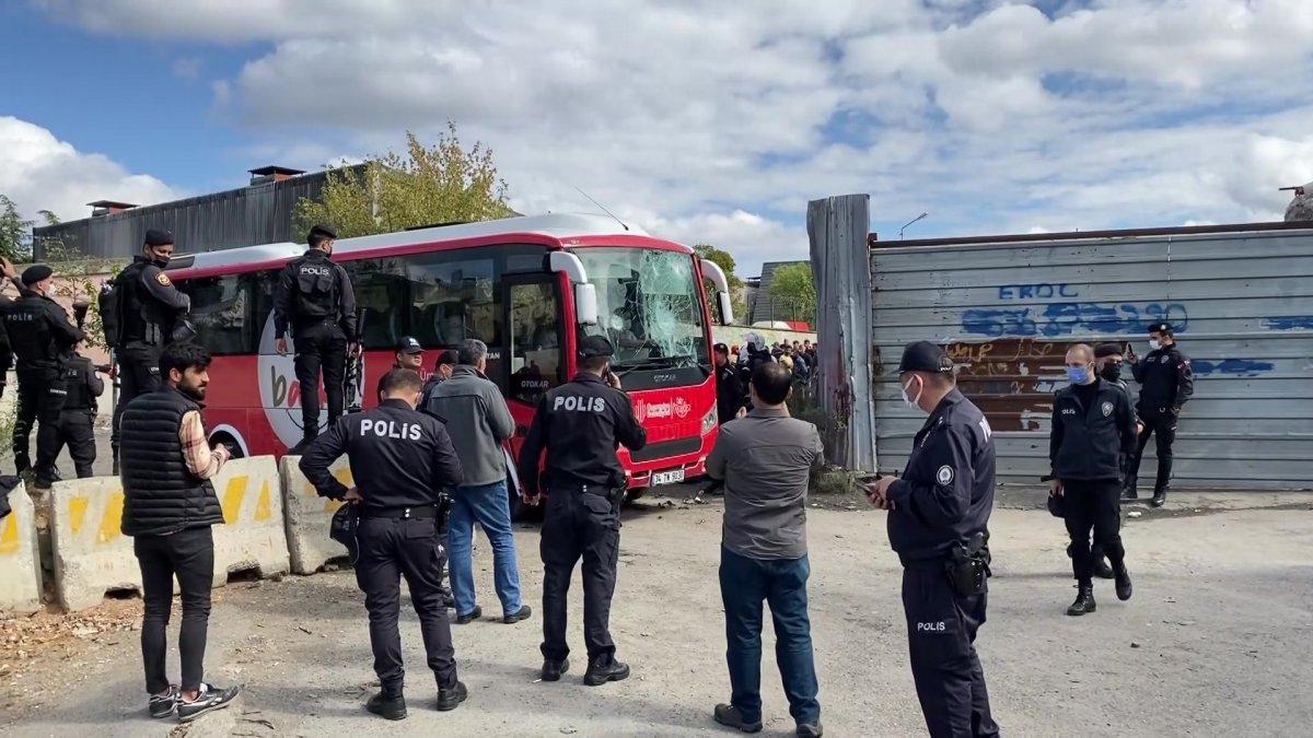 Ümraniye’de kağıt toplayıcıları polis ekiplerine taş attı