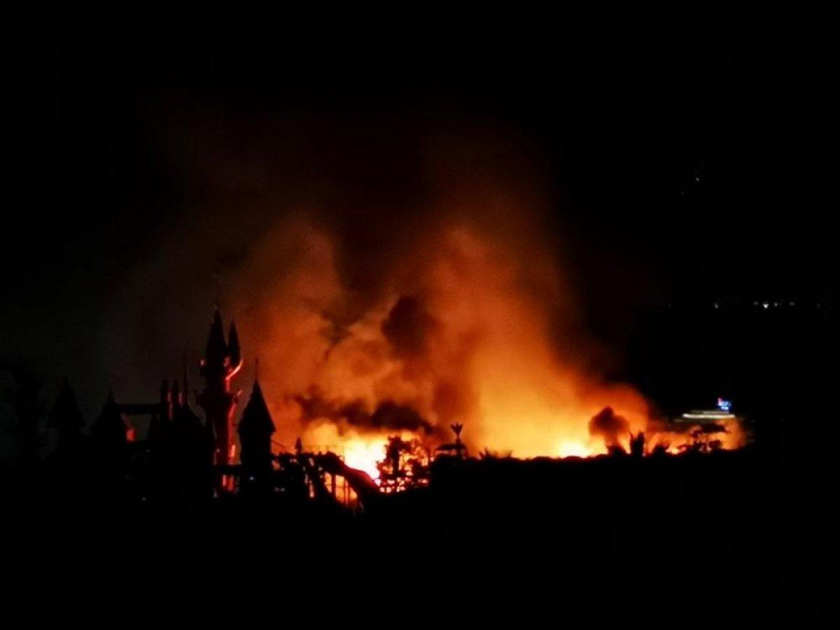 Muğla'da orman içindeki otel alevlere teslim oldu