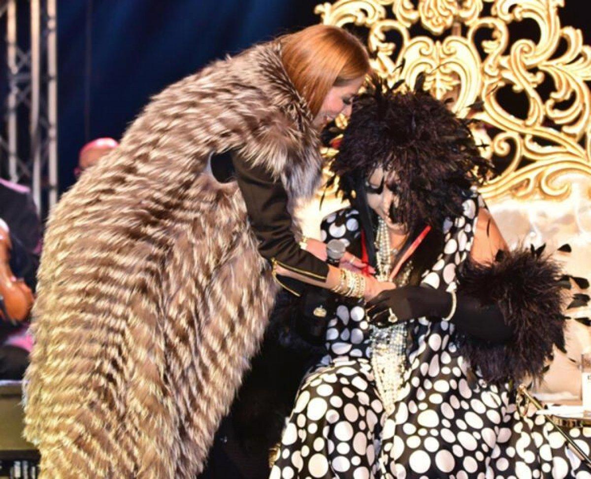 Bülent Ersoy'a beşibiryerde takıldı