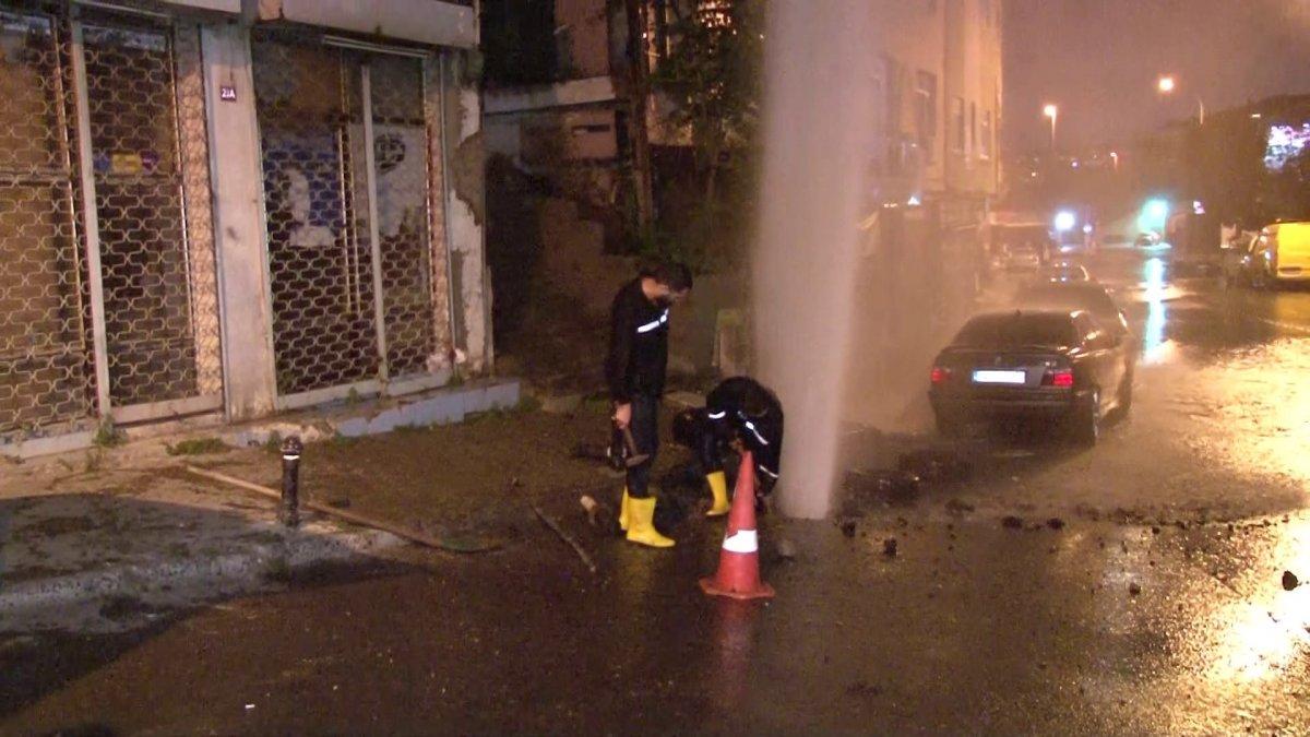 Kadıköy'de İSKİ'nin su borusu patladı, cadde göle döndü