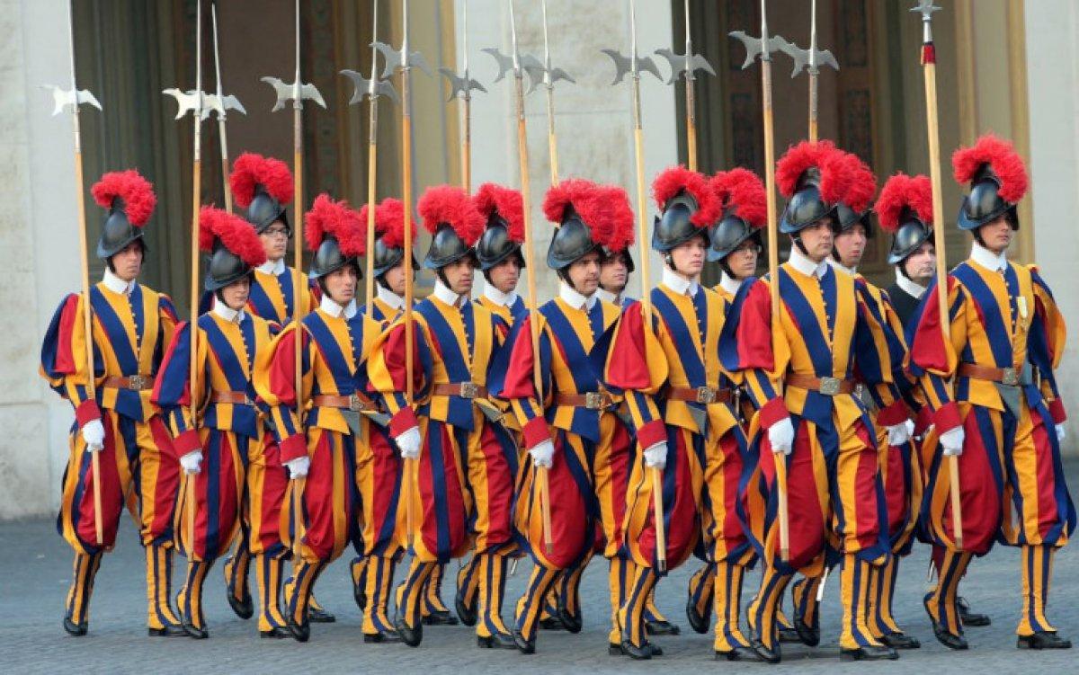 Papa'nın muhafız birliğinde aşı krizi