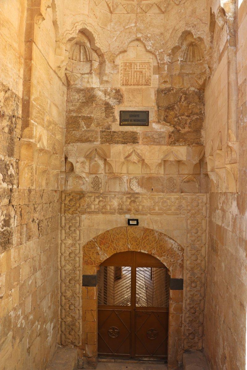 Mardin’de, tarihi çeşmeye takılan borular söküldü